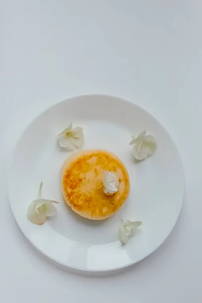 Kremalı Meyveli Çiçekli Cheesecake — Stok fotoğraf