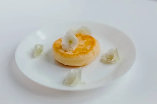 Käsekuchen Mit Sahne Und Früchten Und Blumen — Stockfoto