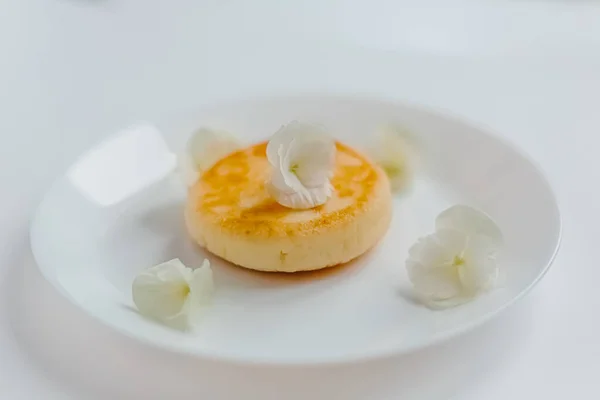 Tarta Queso Con Crema Frutas Flores — Foto de Stock