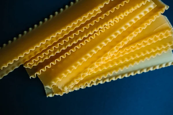 Italiensk Pasta Tagliatelle Mörkblå Bakgrund — Stockfoto