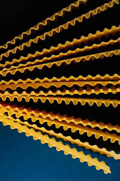 Tagliatelle Pasta Italiana Sobre Fondo Azul Oscuro — Foto de Stock