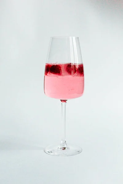 Красное Вино Стакане Вишней — стоковое фото