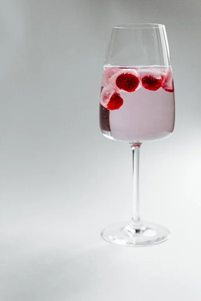 Czerwone Wino Szklance Wiśnią — Zdjęcie stockowe