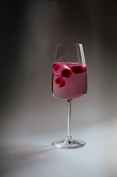 Czerwone Wino Szklance Wiśnią — Zdjęcie stockowe