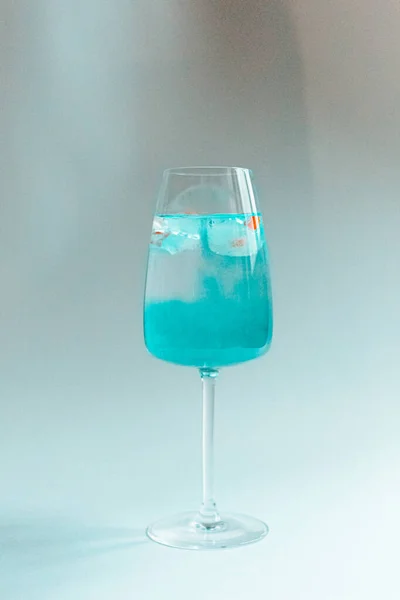 Glas Vatten Och Blå Curacao Med — Stockfoto