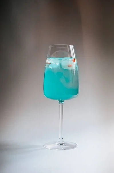Vaso Agua Curazao Azul Con Hielo —  Fotos de Stock