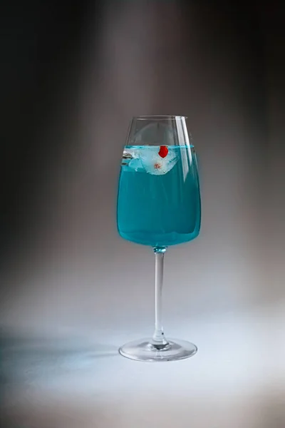 Vaso Agua Curazao Azul Con Hielo —  Fotos de Stock