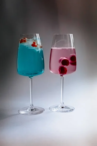 一杯水和蓝色的冰醋栗 — 图库照片