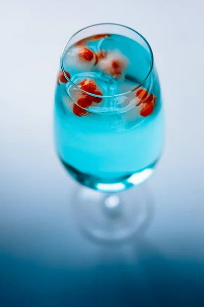 Vaso Agua Curazao Azul Con Hielo —  Fotos de Stock