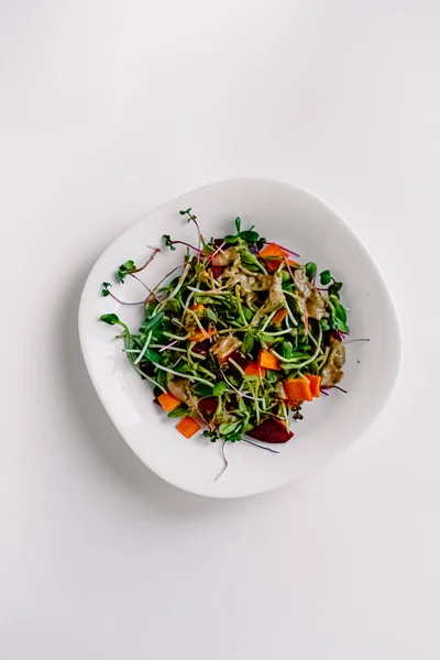 Salada Orgânica Fresca Com Legumes Sementes Fundo Branco — Fotografia de Stock