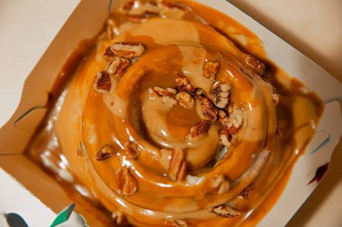 Taze pişmiş tarçınlı çörekler.. 