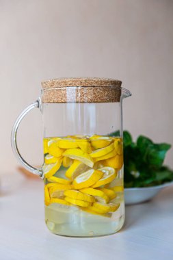 Bardakta taze limon suyu