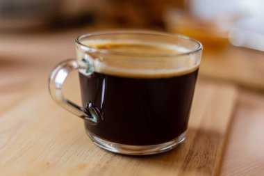 Tahta masada bir fincan sıcak kahve.