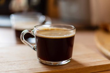 Tahta masada bir fincan sıcak kahve.