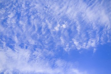 Renkli pembe gökyüzünün arka planı. Bulanık gökyüzü manzarası. Güzel bulutlu bir gökyüzü ve günbatımının panoramik görüntüsü.