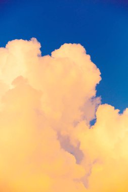 Güzel gün batımı gökyüzü bulutlu