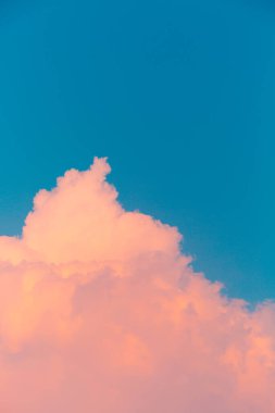 Pembe bulutlar gökyüzünde gün batımı