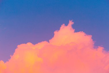 Pembe bulutlar gökyüzünde gün batımı