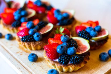 Sağlıklı yaz tatlısı. Çilekli turta ya da krem peynirli kek..