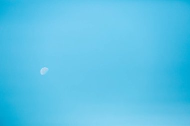 Ay ve mavi gökyüzü bulutlu