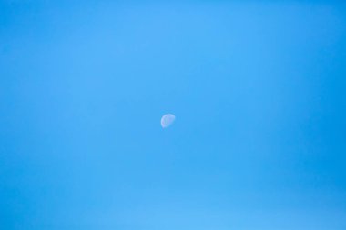 Ay ve mavi gökyüzü bulutlu