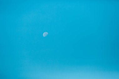 Ay ve mavi gökyüzü bulutlu