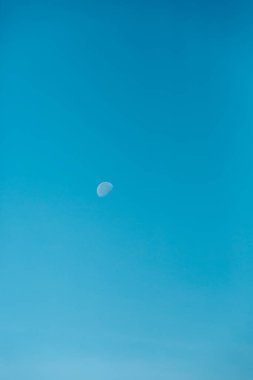 Ay ve mavi gökyüzü bulutlu