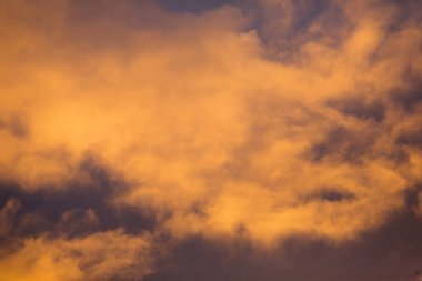 Rengarenk pembe gökyüzü. Bulanık gökyüzü manzarası. Güzel bulutlu bir gökyüzü ve günbatımının panoramik görüntüsü.