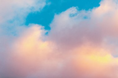 Rengarenk pembe gökyüzü. Bulanık gökyüzü manzarası. Güzel bulutlu bir gökyüzü ve günbatımının panoramik görüntüsü.