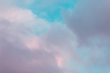 Rengarenk pembe gökyüzü. Bulanık gökyüzü manzarası. Güzel bulutlu bir gökyüzü ve günbatımının panoramik görüntüsü.