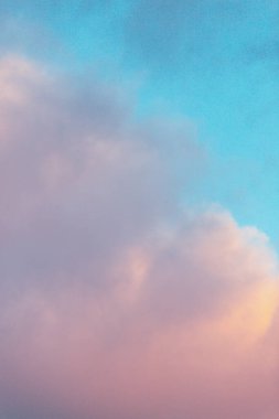 Rengarenk pembe gökyüzü. Bulanık gökyüzü manzarası. Güzel bulutlu bir gökyüzü ve günbatımının panoramik görüntüsü.