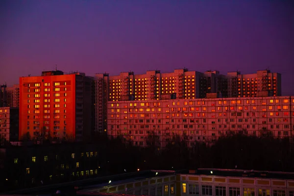 Pôr Sol Violeta Rosa Sobre Cidade — Fotografia de Stock