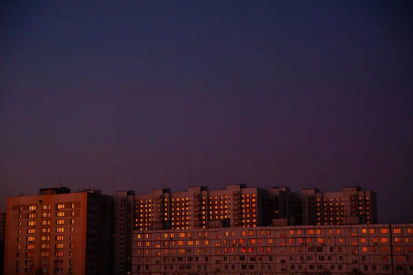 Pembe Menekşe Gün Batımı Şehrin Üzerinde — Stok fotoğraf