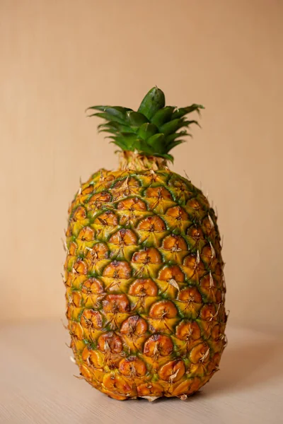 Mogen Ananas Isolerad Beige Bakgrund — Stockfoto