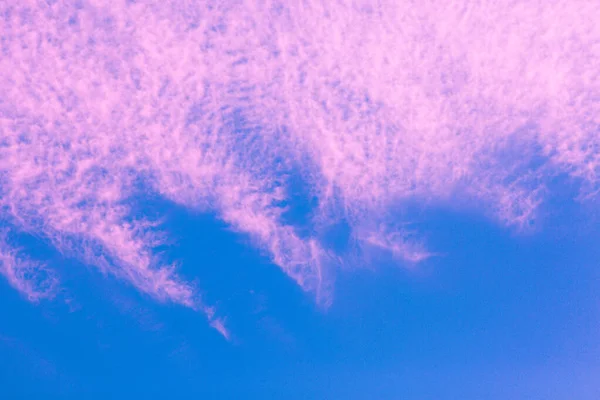 파랗고 하늘의 하늘의 파노라마 아름다운 구름낀 하늘과 일몰을 사진으로 — 스톡 사진