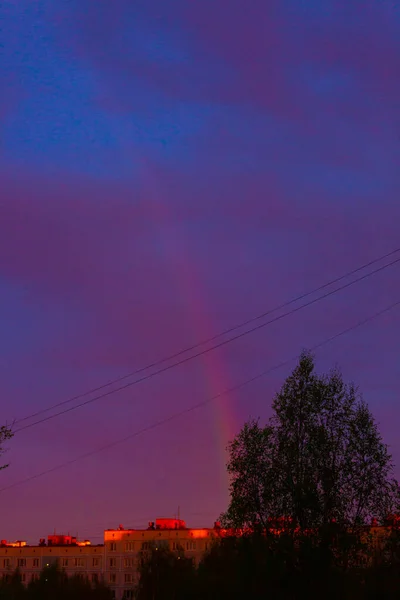 カラフルなピンクの青空の背景 青い空のパノラマ 美しい曇り空と夕日のパノラマショット — ストック写真