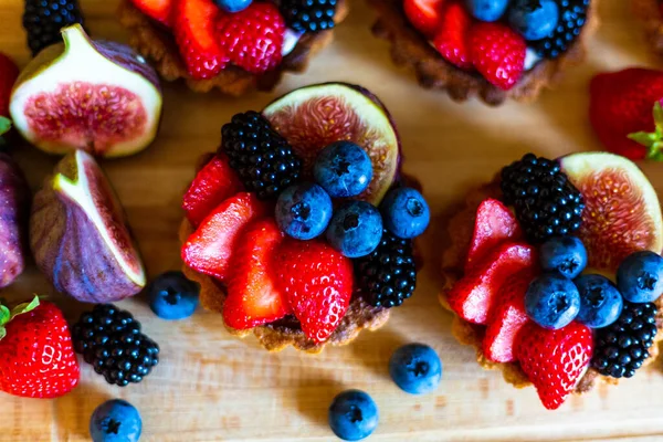 Gesundes Dessert Aus Sommergebäck Beerentörtchen Oder Kuchen Mit Frischkäse Von — Stockfoto