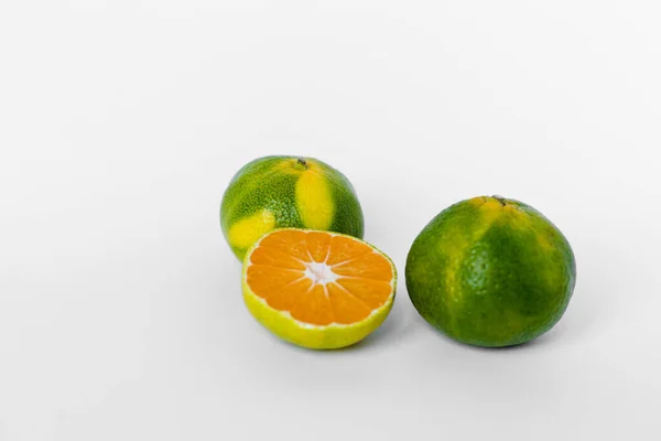 Orange Und Limette Und Mandarinen Auf Weißem Hintergrund — Stockfoto