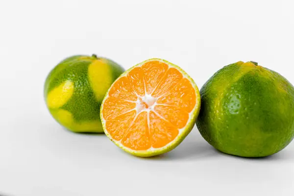 Orange Und Limette Und Mandarinen Auf Weißem Hintergrund — Stockfoto