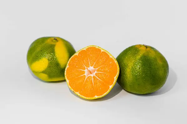 Orange Und Limette Und Mandarinen Auf Weißem Hintergrund — Stockfoto