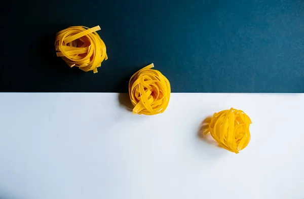 Macarrão Italiano Sobre Fundo Azul Escuro — Fotografia de Stock