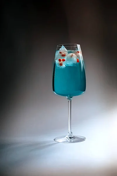 Ett Glas Blå Curacao Glas Välsmakande Cocktail Mörk Bakgrund — Stockfoto