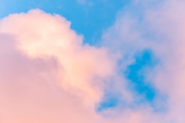 Renkli pembe gökyüzünün arka planı. Bulanık gökyüzü manzarası. Güzel bulutlu bir gökyüzü ve günbatımının panoramik görüntüsü.