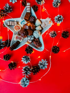 Çikolata karışımı, kırmızı arkaplanda üst görünüm