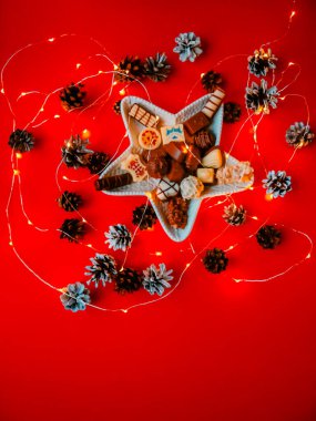 Çikolata karışımı, kırmızı arkaplanda üst görünüm