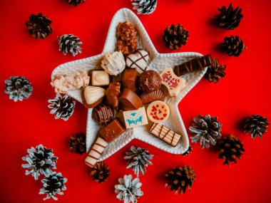 Çikolata karışımı, kırmızı arkaplanda üst görünüm