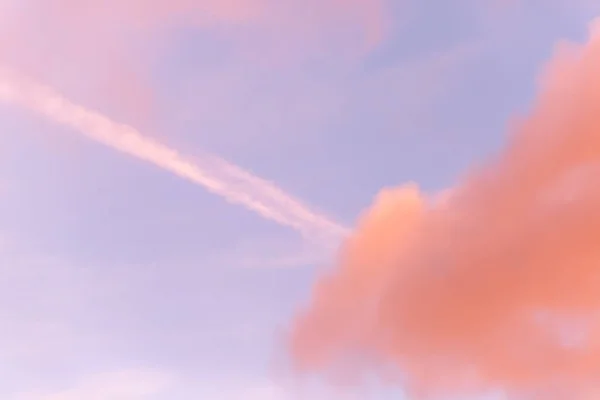 След Самолета Фон Цветного Розово Голубого Неба Размытая Панорама Неба — стоковое фото