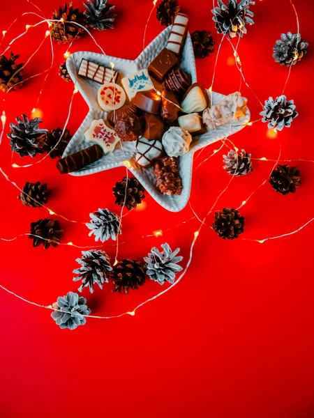Mistura Doces Chocolate Vista Superior Sobre Fundo Vermelho — Fotografia de Stock