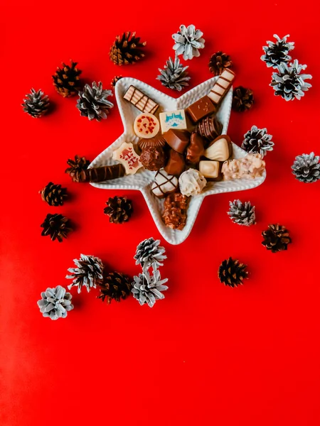 Mix Choklad Godis Ovanifrån Röd Bakgrund — Stockfoto