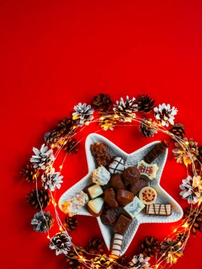 Çikolata karışımı, kırmızı arkaplanda üst görünüm